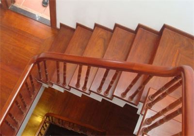 Mẫu cầu thang gỗ lim hiện đại